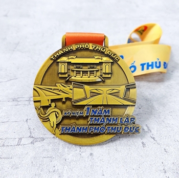 Huy chương kỷ niệm 1 năm thành lập TP Thủ Đức -