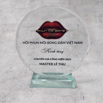 Cup vinh danh Chuyên Gia Cống Hiến Hội Phun Môi Bong Đậm Việt Nam -