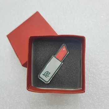 Huy hiệu cài áo Lazy Bee Son Môi -