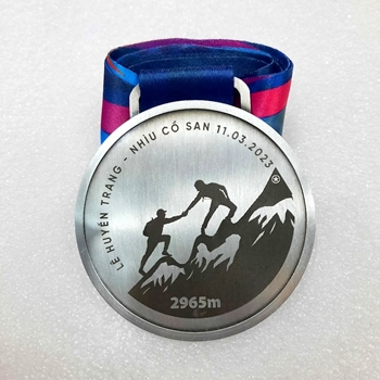 Huy chương khắc laser Leo Núi -