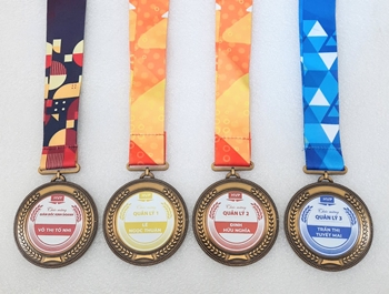 HUY CHƯƠNG IN UV CHÚC MỪNG -