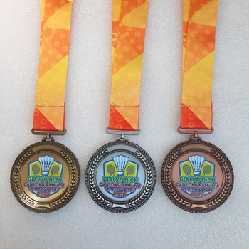 HUY CHƯOƠNG IN UV CẦU LÔNG -