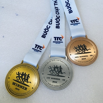 HUY CHƯƠNG KHẮC LAZER ĐEN CHẠY BỘ -