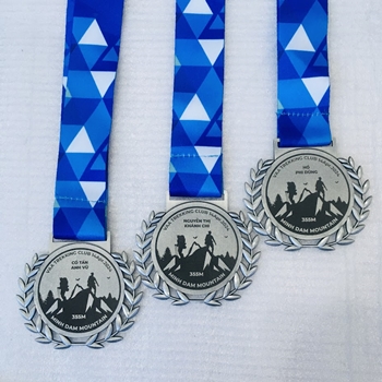 HUY CHƯƠNG KHẮC LAZER ĐEN LEO NÚI -