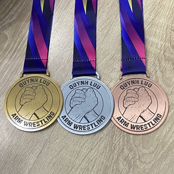 HUY CHƯƠNG VẬT TAY -