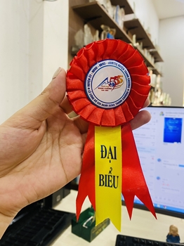 HUY HIỆU IN PHỦ KEO - CÁI ÁO HOA VẢI -