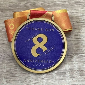 HUY CHƯƠNG IN UV KỶ NIỆM 8 NĂM -