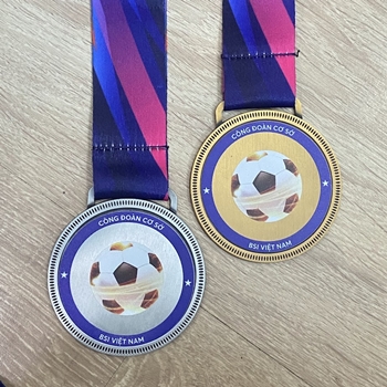 HUY CHƯƠNG BÓNG ĐÁ IN UV MÀU -