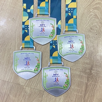 HUY CHƯƠNG CHẠY VỀ ÁNH SÁNG -