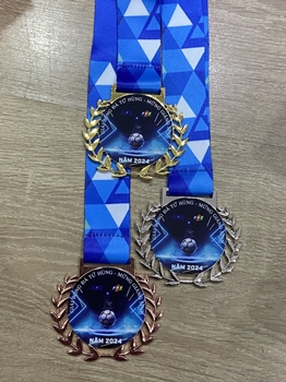 HUY CHƯƠNG BÓNG ĐÁ TỨ HÙNG -