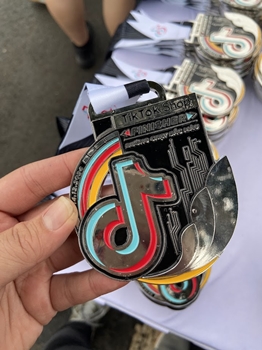 HUY CHƯƠNG ĐÚC TIKTOK -