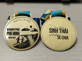 HUY CHƯƠNG SPORT KHẮC ĐEN 2 MẶT RUN TO SHARE -