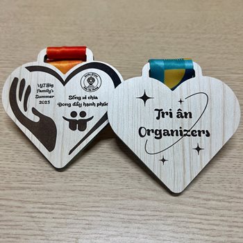HUY CHƯƠNG GỖ HÌNH TRÁI TIM -