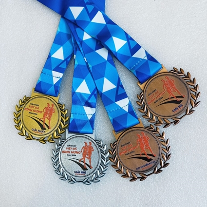 HUY CHƯƠNG IN UV GIẢI CHẠY VIỆT DÃ